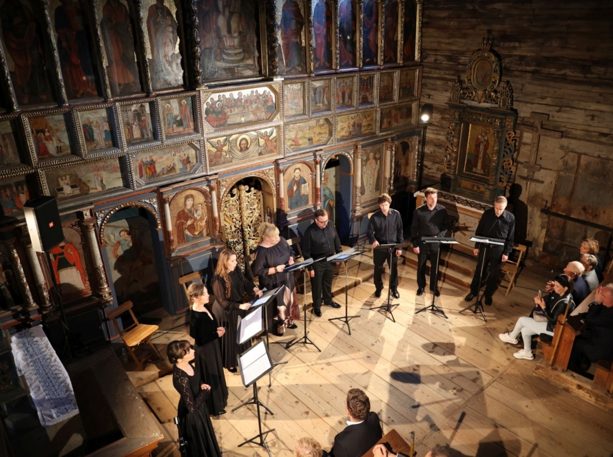 Chór występuje w zabytkowym drewnianym wnętrzu kościoła